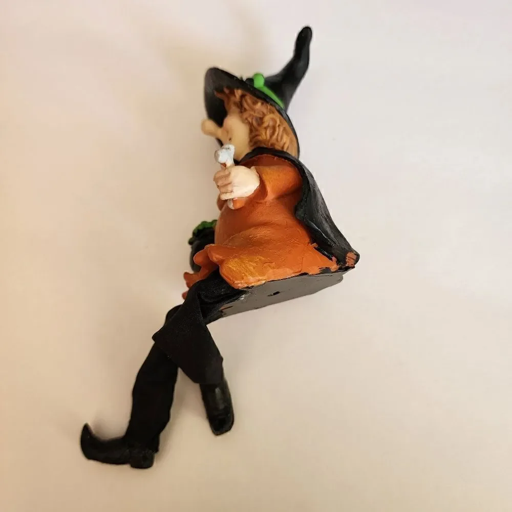 Halloween Wtitch and her Light Up Cauldron Figurenes
